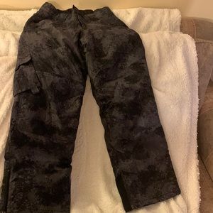 Youth 18/20 Columbia Ski pants, Black & grey Camouflage.